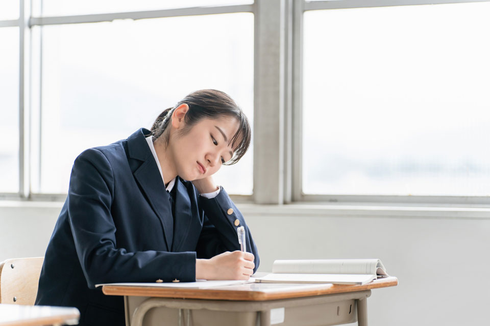 【中学生】勉強してるはずなのに成績が伸びない？伸び悩みの原因と成績を伸ばすための勉強法を徹底解説